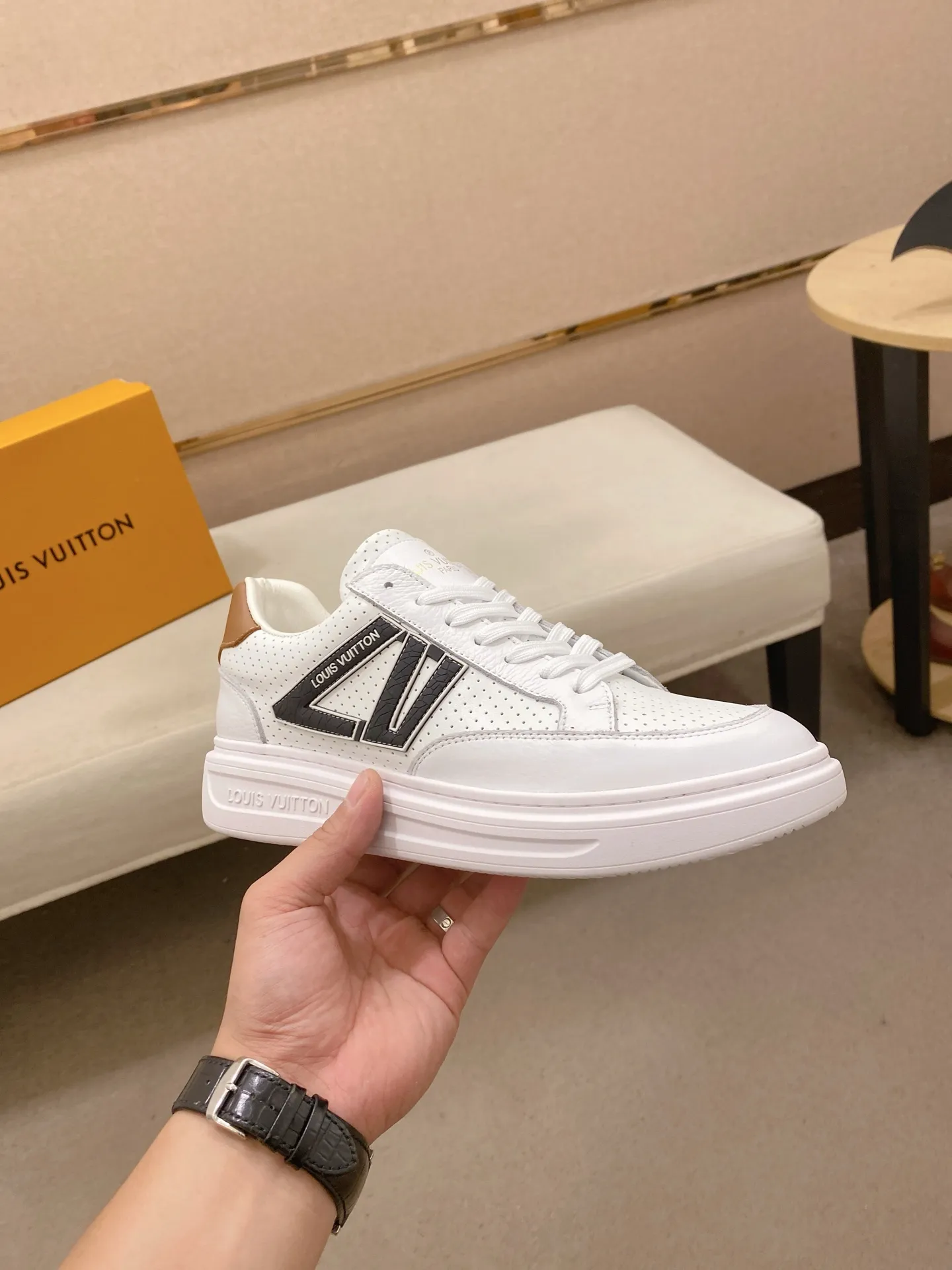 Men's shoes 💰: 420💰🎉🎉LV~Louis Vuitton trendy men's shoes New shipments Latest matching The same style as the official website Super high quality Hot sales of the season [strong] [strong] [strong] Selected first-layer cowhide, comfortable cowhide lining, original last, comfortable on the foot, wear-resistant rubber outsole Size number: 38-44.